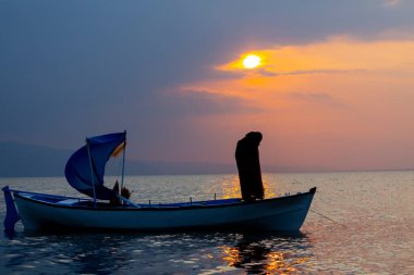 Van Gölü, balık yakalamaya çalışan balıkçılar, Van Gölü Türkiye 'nin en büyük göllerinden biri..
