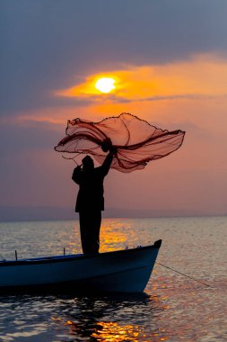 Van Gölü, balık yakalamaya çalışan balıkçılar, Van Gölü Türkiye 'nin en büyük göllerinden biri..
