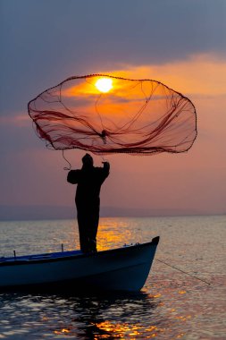 Van Gölü, balık yakalamaya çalışan balıkçılar, Van Gölü Türkiye 'nin en büyük göllerinden biri..