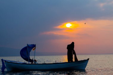 Van Gölü, balık yakalamaya çalışan balıkçılar, Van Gölü Türkiye 'nin en büyük göllerinden biri..