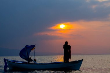 Van Gölü, balık yakalamaya çalışan balıkçılar, Van Gölü Türkiye 'nin en büyük göllerinden biri..