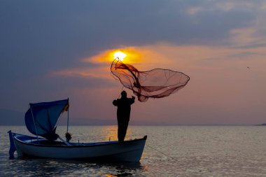 Van Gölü, balık yakalamaya çalışan balıkçılar, Van Gölü Türkiye 'nin en büyük göllerinden biri..