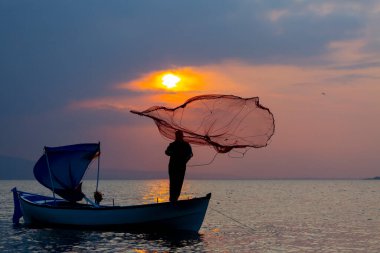 Van Gölü, balık yakalamaya çalışan balıkçılar, Van Gölü Türkiye 'nin en büyük göllerinden biri..