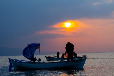 Van Gölü, balık yakalamaya çalışan balıkçılar, Van Gölü Türkiye 'nin en büyük göllerinden biri..