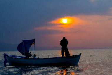 Van Gölü, balık yakalamaya çalışan balıkçılar, Van Gölü Türkiye 'nin en büyük göllerinden biri..