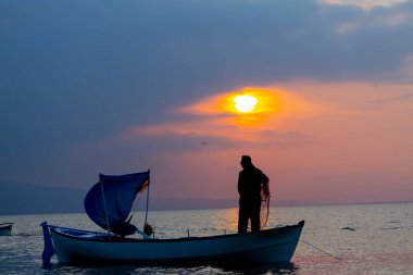 Van Gölü, balık yakalamaya çalışan balıkçılar, Van Gölü Türkiye 'nin en büyük göllerinden biri..