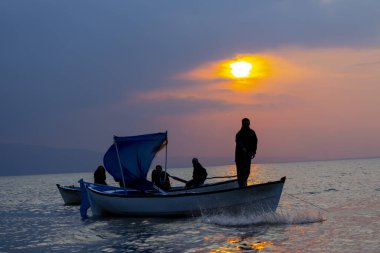 Van Gölü, balık yakalamaya çalışan balıkçılar, Van Gölü Türkiye 'nin en büyük göllerinden biri..