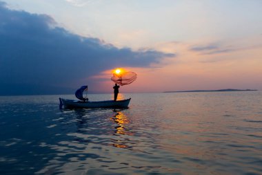 Van Gölü, balık yakalamaya çalışan balıkçılar, Van Gölü Türkiye 'nin en büyük göllerinden biri..