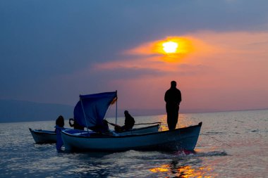 Van Gölü, balık yakalamaya çalışan balıkçılar, Van Gölü Türkiye 'nin en büyük göllerinden biri..