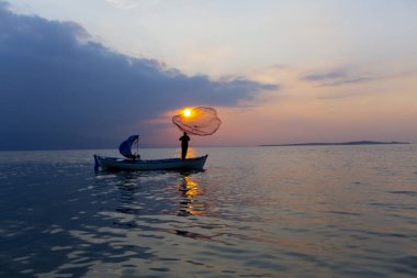 Van Gölü, balık yakalamaya çalışan balıkçılar, Van Gölü Türkiye 'nin en büyük göllerinden biri..