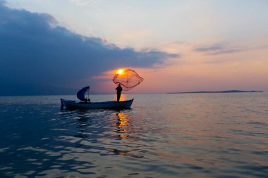 Van Gölü, balık yakalamaya çalışan balıkçılar, Van Gölü Türkiye 'nin en büyük göllerinden biri..