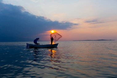 Van Gölü, balık yakalamaya çalışan balıkçılar, Van Gölü Türkiye 'nin en büyük göllerinden biri..