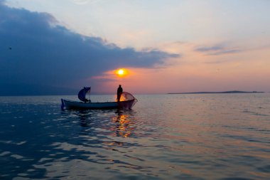 Van Gölü, balık yakalamaya çalışan balıkçılar, Van Gölü Türkiye 'nin en büyük göllerinden biri..