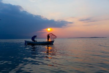 Van Gölü, balık yakalamaya çalışan balıkçılar, Van Gölü Türkiye 'nin en büyük göllerinden biri..