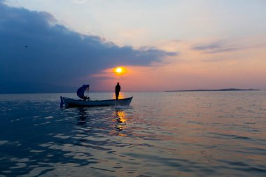 Van Gölü, balık yakalamaya çalışan balıkçılar, Van Gölü Türkiye 'nin en büyük göllerinden biri..