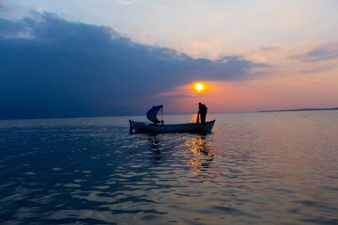 Van Gölü, balık yakalamaya çalışan balıkçılar, Van Gölü Türkiye 'nin en büyük göllerinden biri..