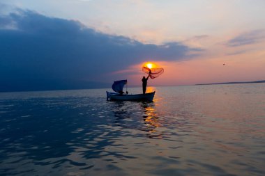 Van Gölü, balık yakalamaya çalışan balıkçılar, Van Gölü Türkiye 'nin en büyük göllerinden biri..