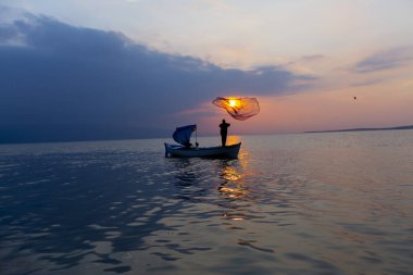 Van Gölü, balık yakalamaya çalışan balıkçılar, Van Gölü Türkiye 'nin en büyük göllerinden biri..