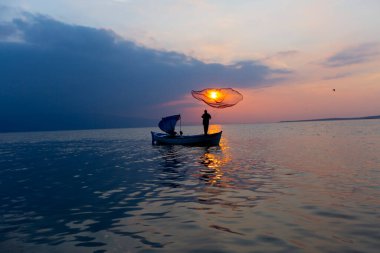 Van Gölü, balık yakalamaya çalışan balıkçılar, Van Gölü Türkiye 'nin en büyük göllerinden biri..