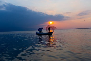 Van Gölü, balık yakalamaya çalışan balıkçılar, Van Gölü Türkiye 'nin en büyük göllerinden biri..