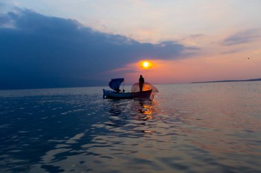 Van Gölü, balık yakalamaya çalışan balıkçılar, Van Gölü Türkiye 'nin en büyük göllerinden biri..