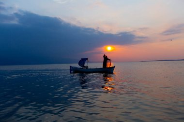 Van Gölü, balık yakalamaya çalışan balıkçılar, Van Gölü Türkiye 'nin en büyük göllerinden biri..