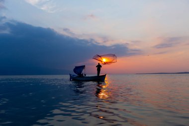 Van Gölü, balık yakalamaya çalışan balıkçılar, Van Gölü Türkiye 'nin en büyük göllerinden biri..