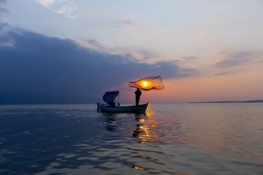 Van Gölü, balık yakalamaya çalışan balıkçılar, Van Gölü Türkiye 'nin en büyük göllerinden biri..