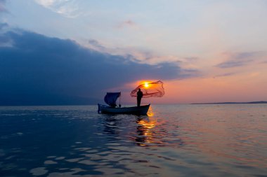 Van Gölü, balık yakalamaya çalışan balıkçılar, Van Gölü Türkiye 'nin en büyük göllerinden biri..