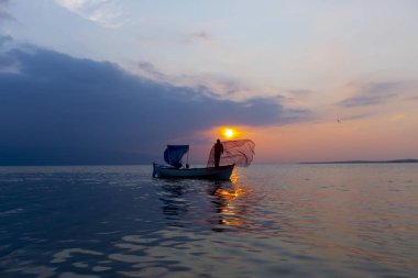 Van Gölü, balık yakalamaya çalışan balıkçılar, Van Gölü Türkiye 'nin en büyük göllerinden biri..