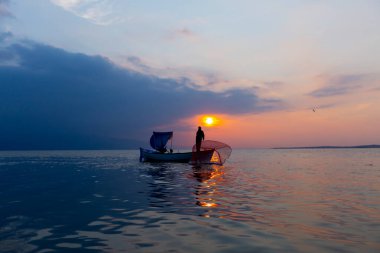 Van Gölü, balık yakalamaya çalışan balıkçılar, Van Gölü Türkiye 'nin en büyük göllerinden biri..
