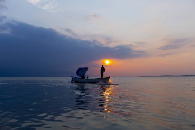 Van Gölü, balık yakalamaya çalışan balıkçılar, Van Gölü Türkiye 'nin en büyük göllerinden biri..