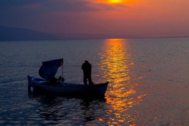 Van Gölü, balık yakalamaya çalışan balıkçılar, Van Gölü Türkiye 'nin en büyük göllerinden biri..