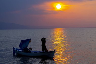 Van Gölü, balık yakalamaya çalışan balıkçılar, Van Gölü Türkiye 'nin en büyük göllerinden biri..