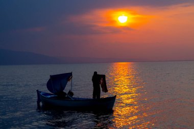 Van Gölü, balık yakalamaya çalışan balıkçılar, Van Gölü Türkiye 'nin en büyük göllerinden biri..