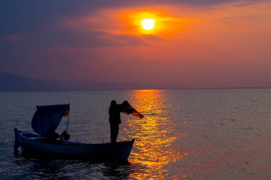 Van Gölü, balık yakalamaya çalışan balıkçılar, Van Gölü Türkiye 'nin en büyük göllerinden biri..