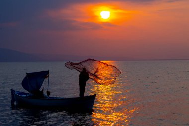 Van Gölü, balık yakalamaya çalışan balıkçılar, Van Gölü Türkiye 'nin en büyük göllerinden biri..