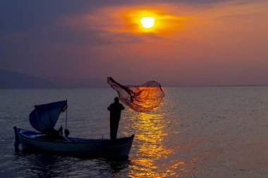 Van Gölü, balık yakalamaya çalışan balıkçılar, Van Gölü Türkiye 'nin en büyük göllerinden biri..