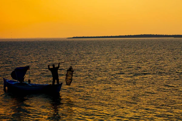 Van Gölü, balık yakalamaya çalışan balıkçılar, Van Gölü Türkiye 'nin en büyük göllerinden biri..