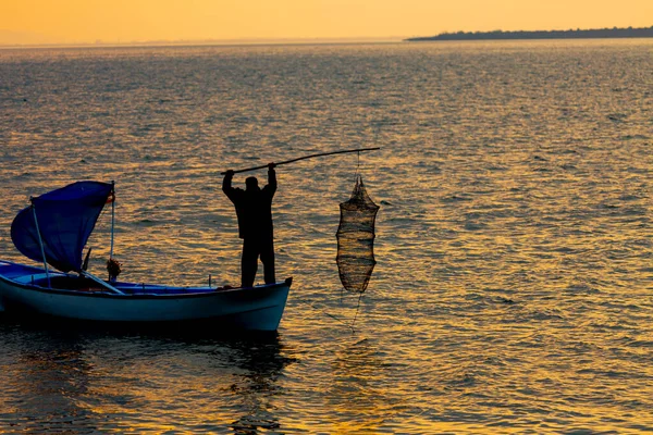 Van Gölü, balık yakalamaya çalışan balıkçılar, Van Gölü Türkiye 'nin en büyük göllerinden biri..