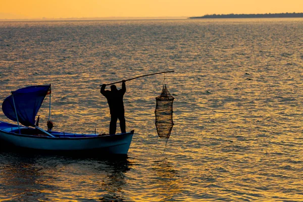 Van Gölü, balık yakalamaya çalışan balıkçılar, Van Gölü Türkiye 'nin en büyük göllerinden biri..