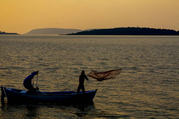 Van Gölü, balık yakalamaya çalışan balıkçılar, Van Gölü Türkiye 'nin en büyük göllerinden biri..