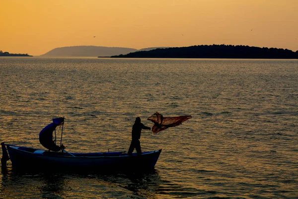 Van Gölü, balık yakalamaya çalışan balıkçılar, Van Gölü Türkiye 'nin en büyük göllerinden biri..