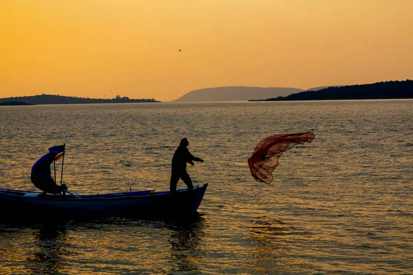 Van Gölü, balık yakalamaya çalışan balıkçılar, Van Gölü Türkiye 'nin en büyük göllerinden biri..