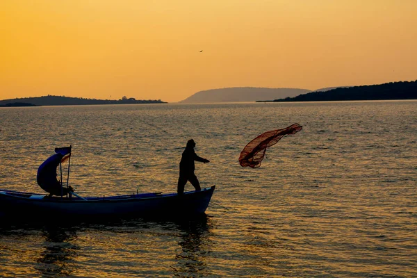 Van Gölü, balık yakalamaya çalışan balıkçılar, Van Gölü Türkiye 'nin en büyük göllerinden biri..