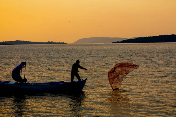 Van Gölü, balık yakalamaya çalışan balıkçılar, Van Gölü Türkiye 'nin en büyük göllerinden biri..