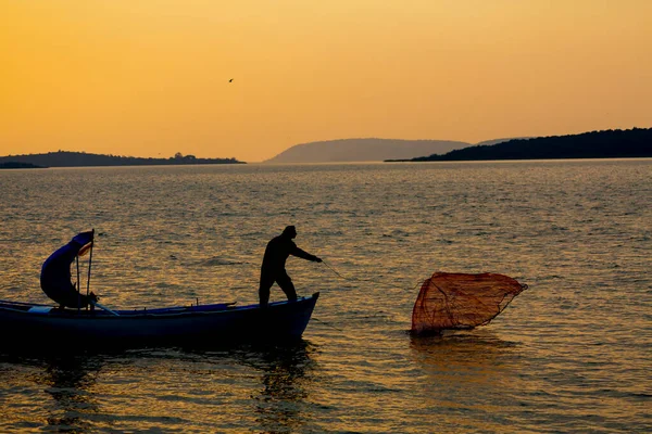 Van Gölü, balık yakalamaya çalışan balıkçılar, Van Gölü Türkiye 'nin en büyük göllerinden biri..