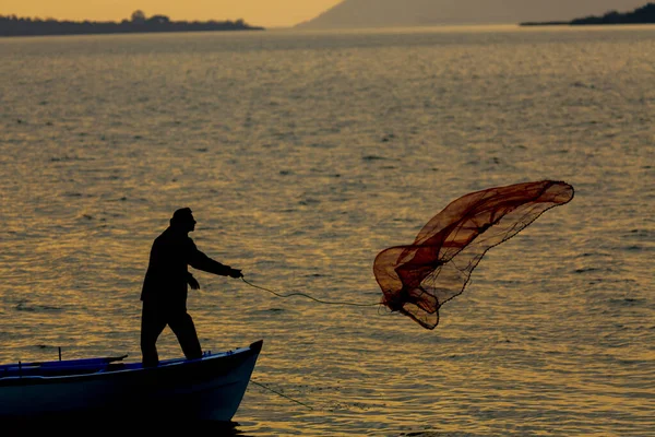Van Gölü, balık yakalamaya çalışan balıkçılar, Van Gölü Türkiye 'nin en büyük göllerinden biri..