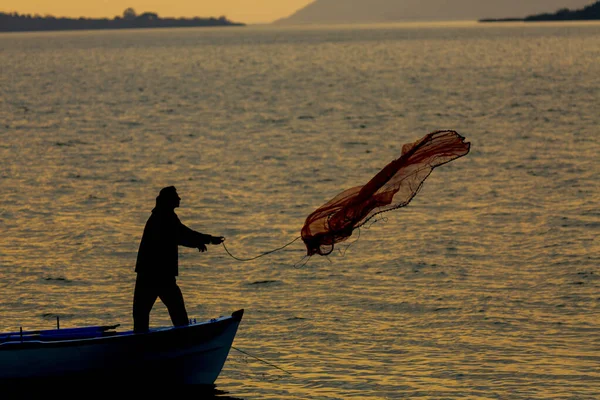 Van Gölü, balık yakalamaya çalışan balıkçılar, Van Gölü Türkiye 'nin en büyük göllerinden biri..