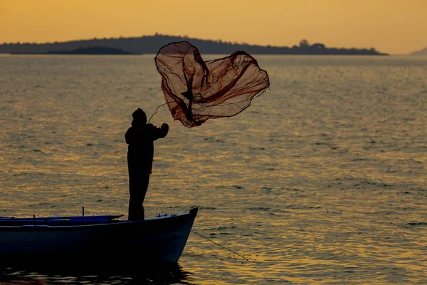 Van Gölü, balık yakalamaya çalışan balıkçılar, Van Gölü Türkiye 'nin en büyük göllerinden biri..